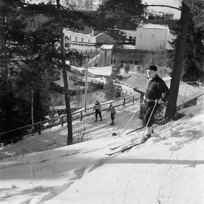 Insigne De Ski SK882 - Bal Des SCS 1954 Miss Skiclub (pin's Vintage)