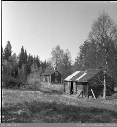 Ett Torp Med En Ekonomibyggnad I Förgrunden. "Torp Och ödegårdar ...